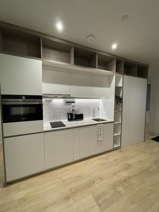Luxx Apartment & Suites, London Heathrow Airport, Terminal 4, Piccadilly Underground Train Station Nearby! Hillingdon Eksteriør bilde