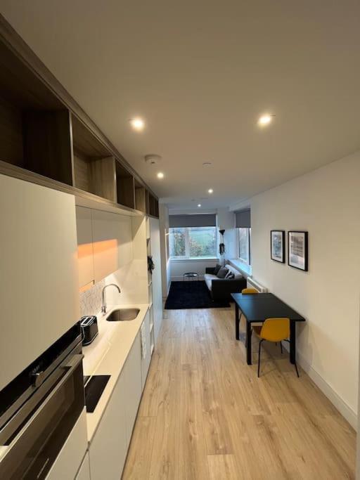 Luxx Apartment & Suites, London Heathrow Airport, Terminal 4, Piccadilly Underground Train Station Nearby! Hillingdon Eksteriør bilde