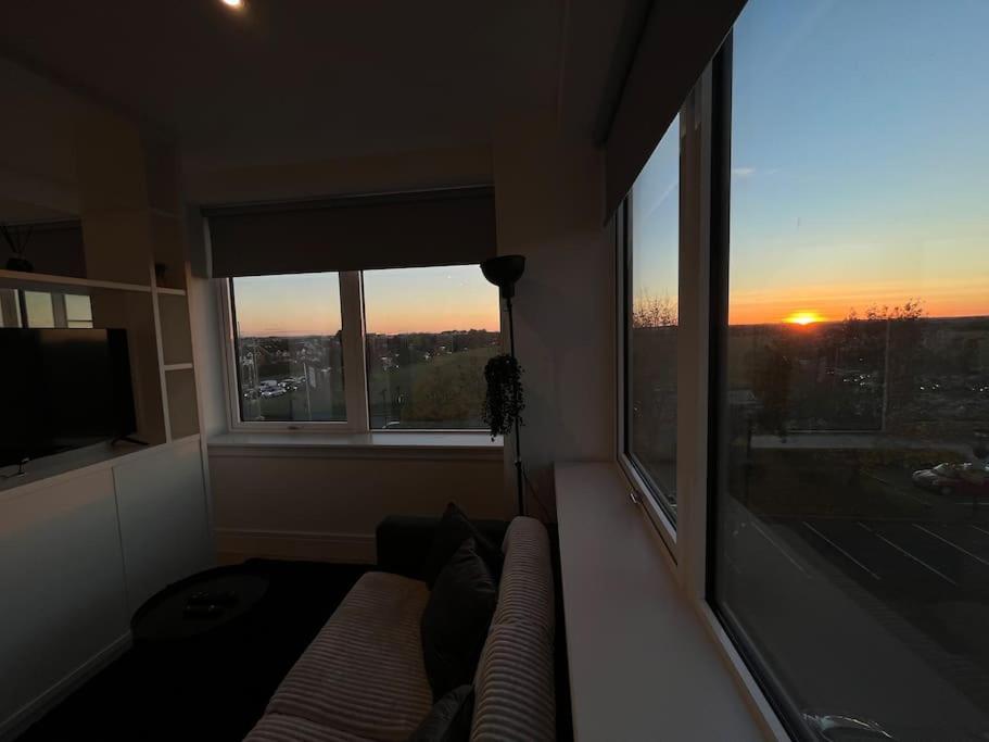 Luxx Apartment & Suites, London Heathrow Airport, Terminal 4, Piccadilly Underground Train Station Nearby! Hillingdon Eksteriør bilde