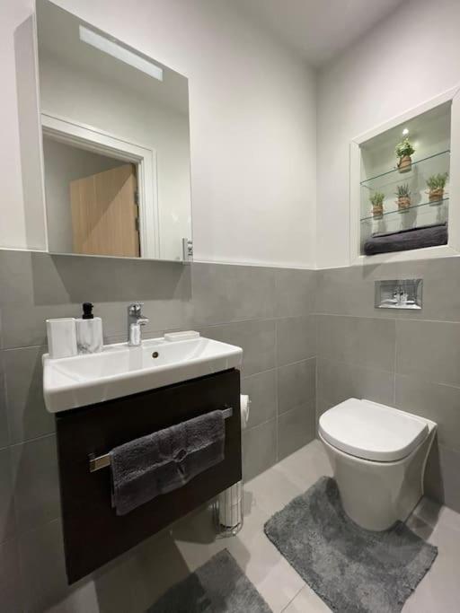 Luxx Apartment & Suites, London Heathrow Airport, Terminal 4, Piccadilly Underground Train Station Nearby! Hillingdon Eksteriør bilde