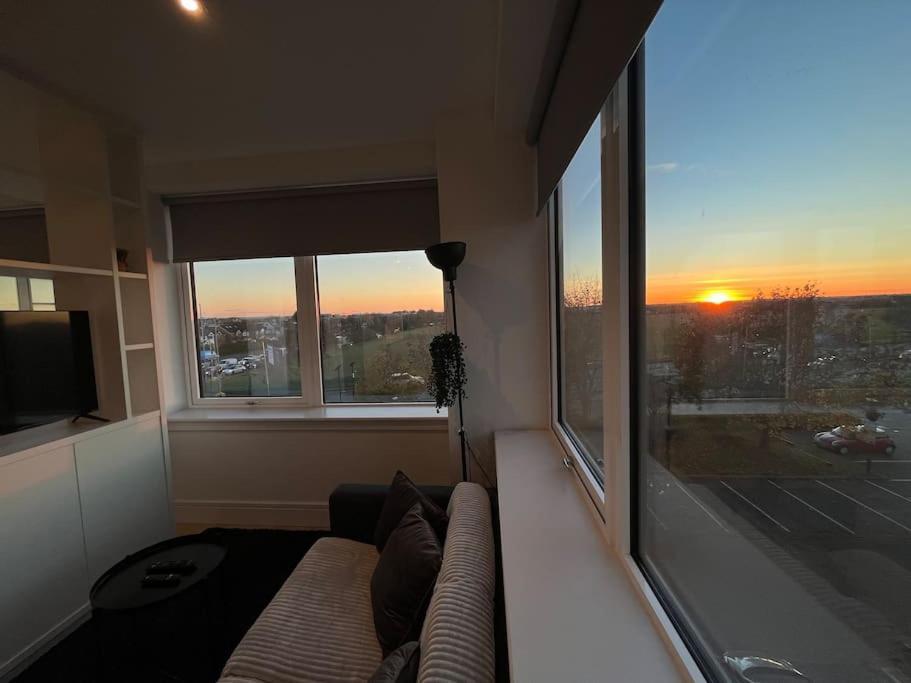 Luxx Apartment & Suites, London Heathrow Airport, Terminal 4, Piccadilly Underground Train Station Nearby! Hillingdon Eksteriør bilde