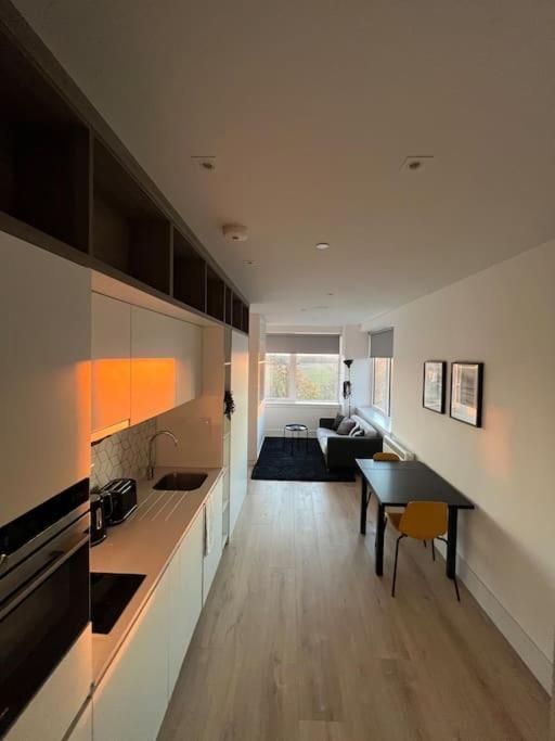 Luxx Apartment & Suites, London Heathrow Airport, Terminal 4, Piccadilly Underground Train Station Nearby! Hillingdon Eksteriør bilde