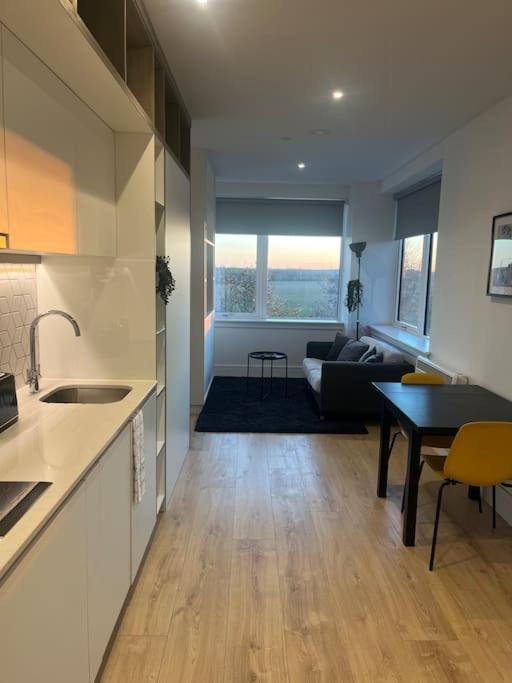 Luxx Apartment & Suites, London Heathrow Airport, Terminal 4, Piccadilly Underground Train Station Nearby! Hillingdon Eksteriør bilde
