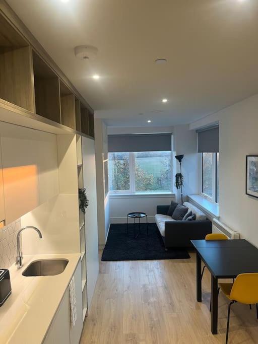 Luxx Apartment & Suites, London Heathrow Airport, Terminal 4, Piccadilly Underground Train Station Nearby! Hillingdon Eksteriør bilde