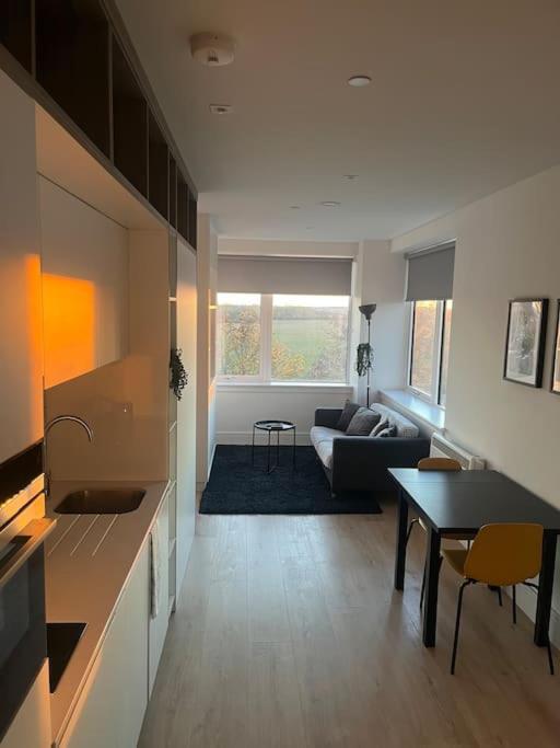 Luxx Apartment & Suites, London Heathrow Airport, Terminal 4, Piccadilly Underground Train Station Nearby! Hillingdon Eksteriør bilde