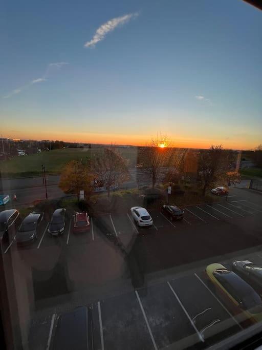 Luxx Apartment & Suites, London Heathrow Airport, Terminal 4, Piccadilly Underground Train Station Nearby! Hillingdon Eksteriør bilde