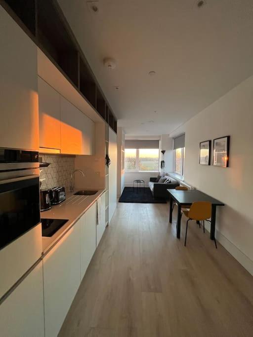 Luxx Apartment & Suites, London Heathrow Airport, Terminal 4, Piccadilly Underground Train Station Nearby! Hillingdon Eksteriør bilde