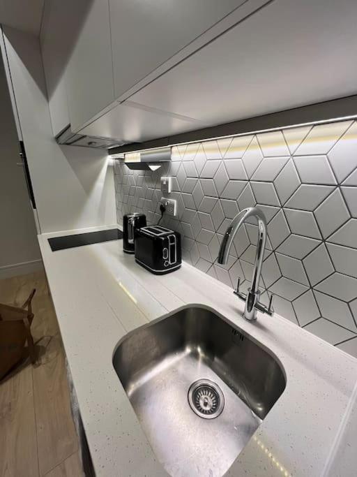 Luxx Apartment & Suites, London Heathrow Airport, Terminal 4, Piccadilly Underground Train Station Nearby! Hillingdon Eksteriør bilde