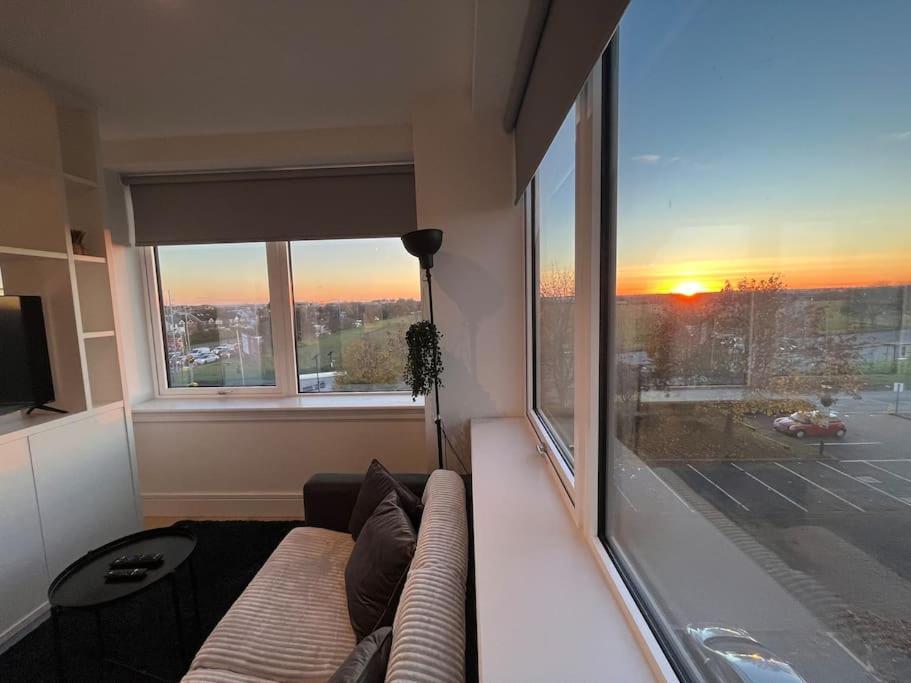 Luxx Apartment & Suites, London Heathrow Airport, Terminal 4, Piccadilly Underground Train Station Nearby! Hillingdon Eksteriør bilde
