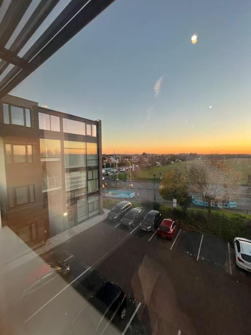 Luxx Apartment & Suites, London Heathrow Airport, Terminal 4, Piccadilly Underground Train Station Nearby! Hillingdon Eksteriør bilde