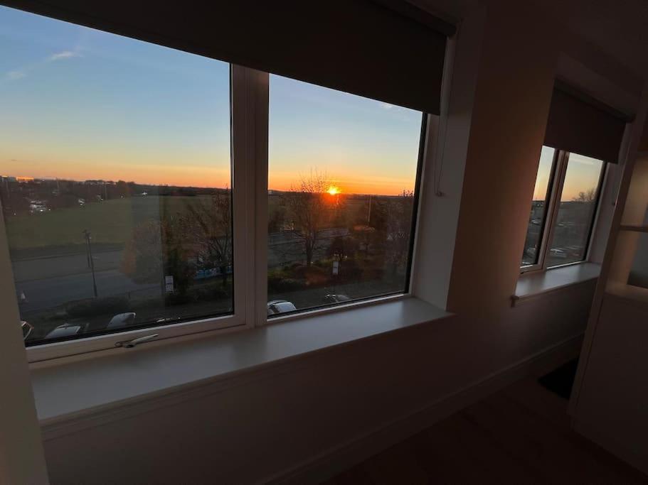 Luxx Apartment & Suites, London Heathrow Airport, Terminal 4, Piccadilly Underground Train Station Nearby! Hillingdon Eksteriør bilde