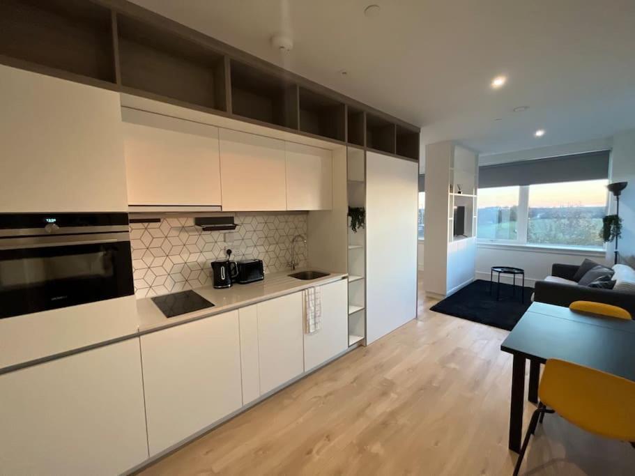 Luxx Apartment & Suites, London Heathrow Airport, Terminal 4, Piccadilly Underground Train Station Nearby! Hillingdon Eksteriør bilde