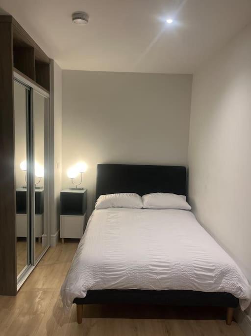 Luxx Apartment & Suites, London Heathrow Airport, Terminal 4, Piccadilly Underground Train Station Nearby! Hillingdon Eksteriør bilde
