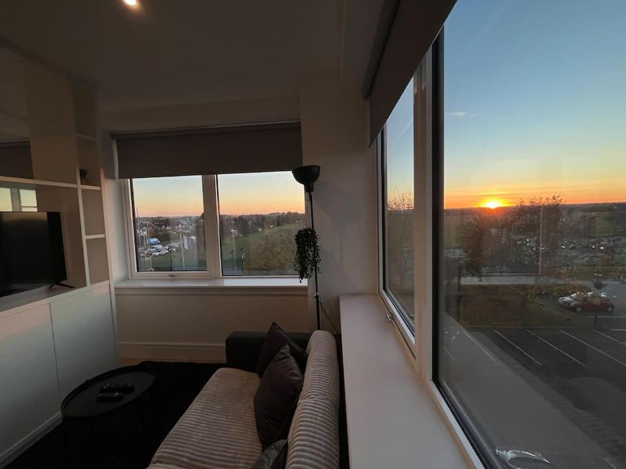 Luxx Apartment & Suites, London Heathrow Airport, Terminal 4, Piccadilly Underground Train Station Nearby! Hillingdon Eksteriør bilde