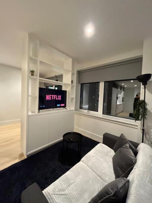 Luxx Apartment & Suites, London Heathrow Airport, Terminal 4, Piccadilly Underground Train Station Nearby! Hillingdon Eksteriør bilde