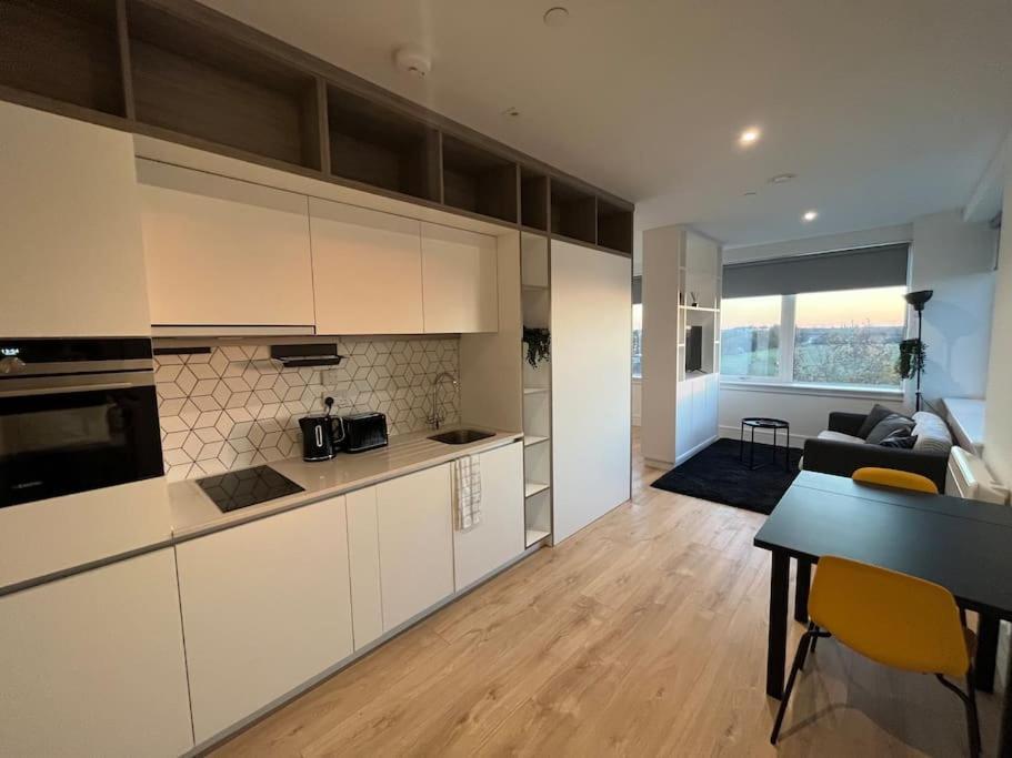 Luxx Apartment & Suites, London Heathrow Airport, Terminal 4, Piccadilly Underground Train Station Nearby! Hillingdon Eksteriør bilde