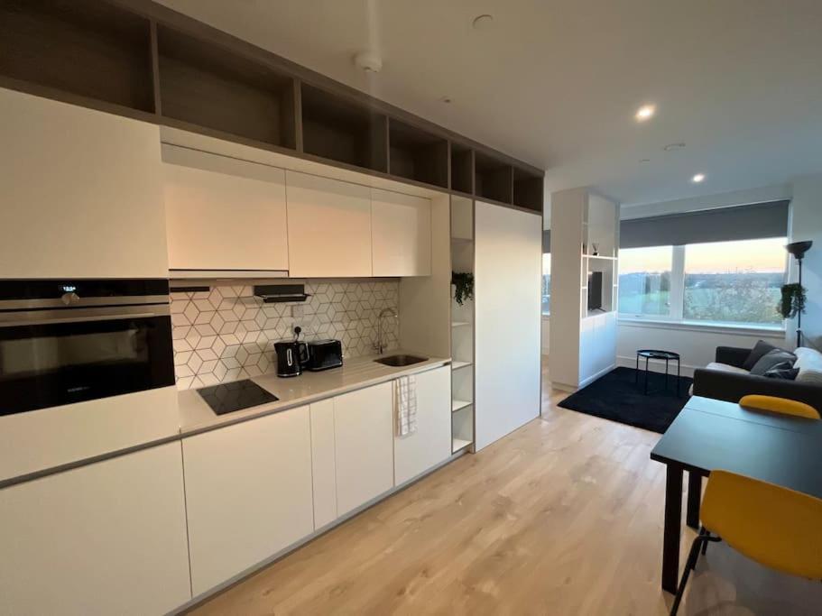 Luxx Apartment & Suites, London Heathrow Airport, Terminal 4, Piccadilly Underground Train Station Nearby! Hillingdon Eksteriør bilde