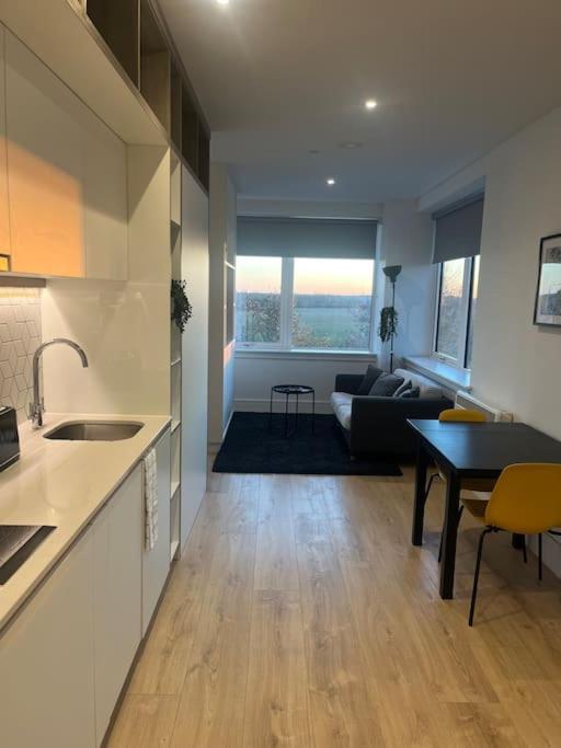 Luxx Apartment & Suites, London Heathrow Airport, Terminal 4, Piccadilly Underground Train Station Nearby! Hillingdon Eksteriør bilde