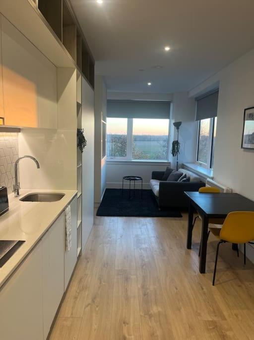 Luxx Apartment & Suites, London Heathrow Airport, Terminal 4, Piccadilly Underground Train Station Nearby! Hillingdon Eksteriør bilde