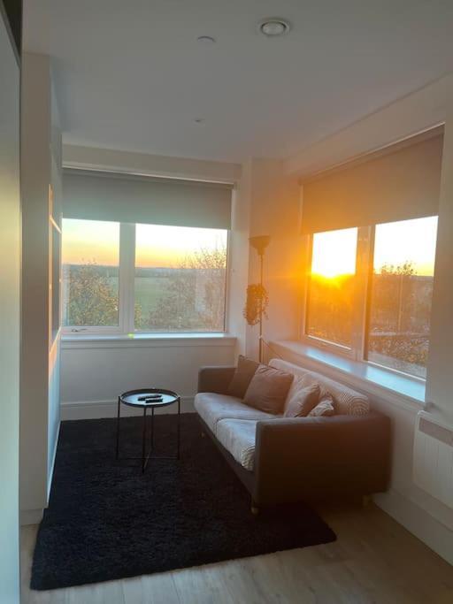 Luxx Apartment & Suites, London Heathrow Airport, Terminal 4, Piccadilly Underground Train Station Nearby! Hillingdon Eksteriør bilde