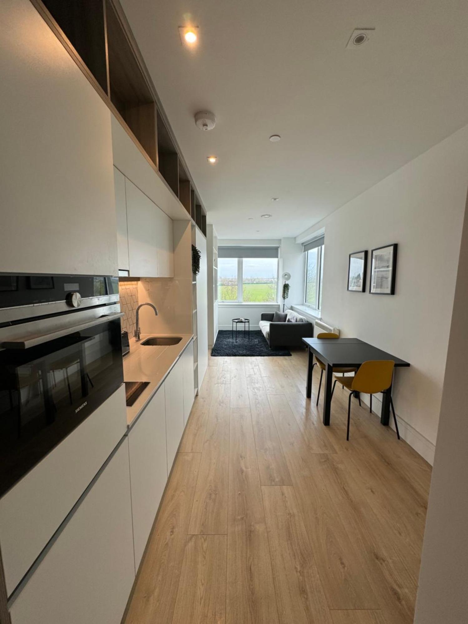 Luxx Apartment & Suites, London Heathrow Airport, Terminal 4, Piccadilly Underground Train Station Nearby! Hillingdon Eksteriør bilde