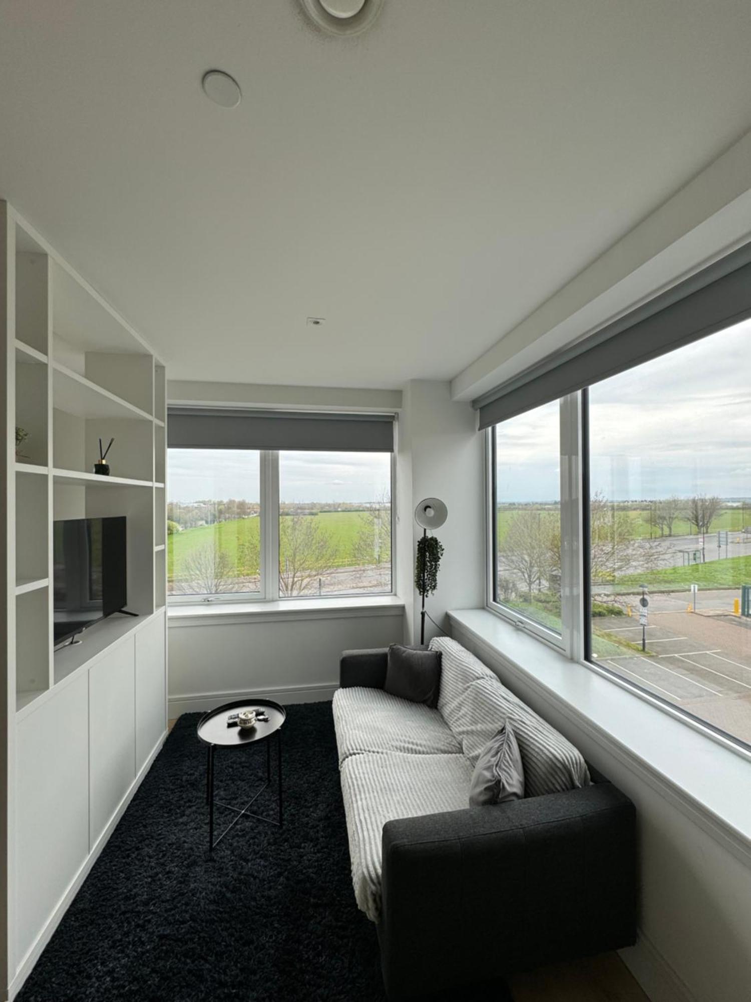 Luxx Apartment & Suites, London Heathrow Airport, Terminal 4, Piccadilly Underground Train Station Nearby! Hillingdon Eksteriør bilde