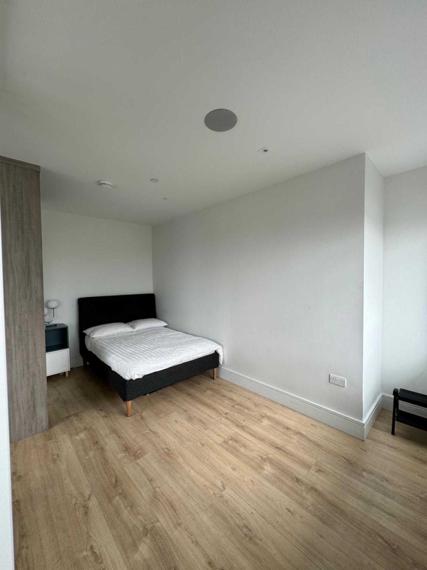 Luxx Apartment & Suites, London Heathrow Airport, Terminal 4, Piccadilly Underground Train Station Nearby! Hillingdon Eksteriør bilde