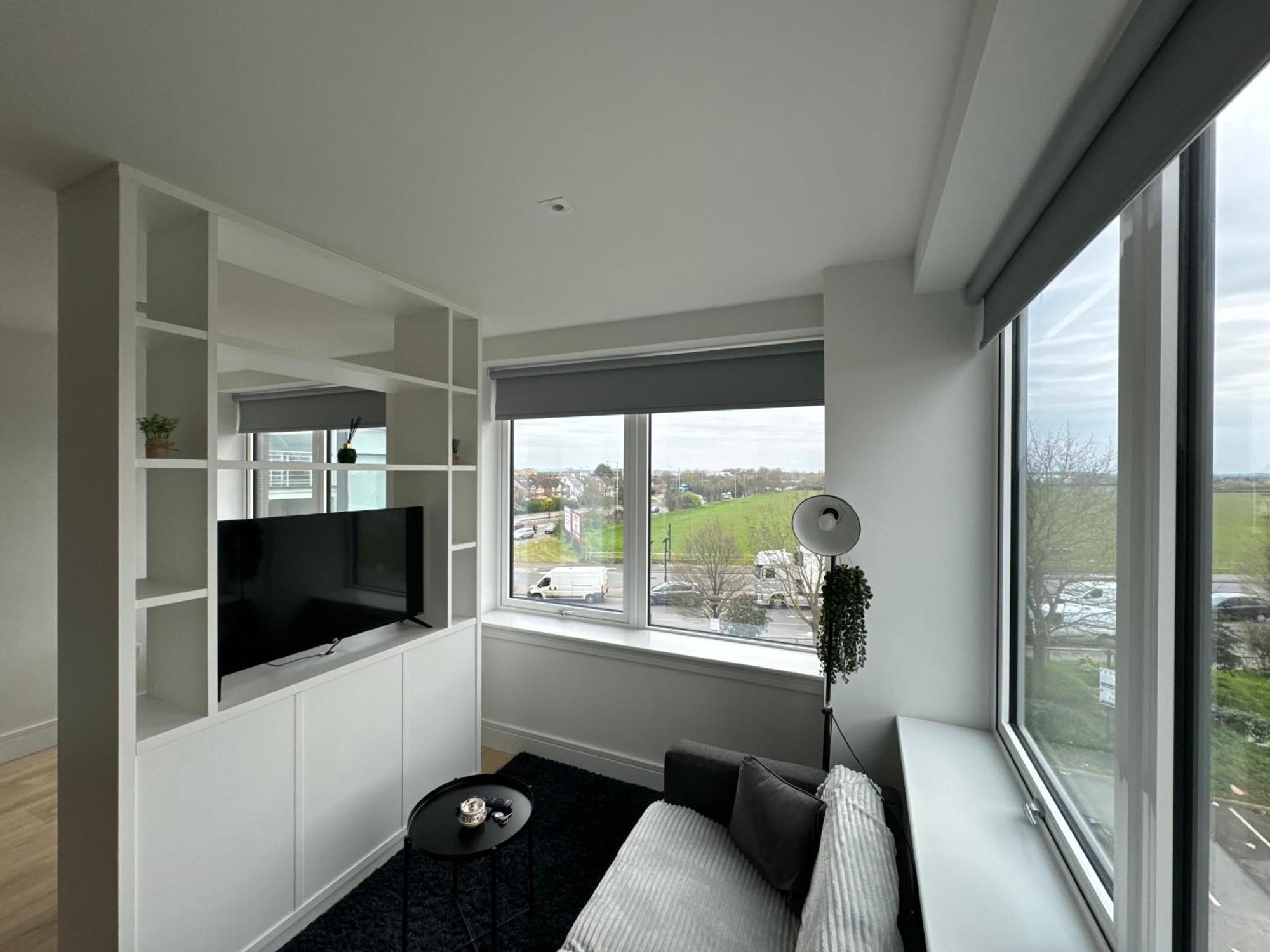 Luxx Apartment & Suites, London Heathrow Airport, Terminal 4, Piccadilly Underground Train Station Nearby! Hillingdon Eksteriør bilde