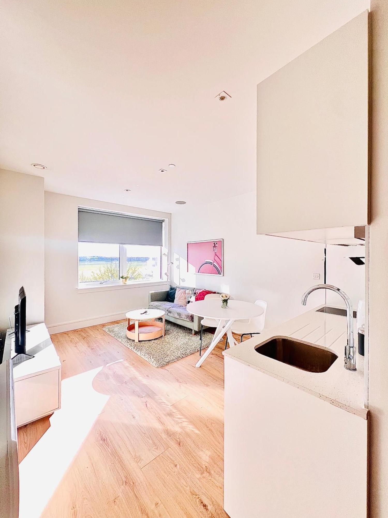 Luxx Apartment & Suites, London Heathrow Airport, Terminal 4, Piccadilly Underground Train Station Nearby! Hillingdon Eksteriør bilde