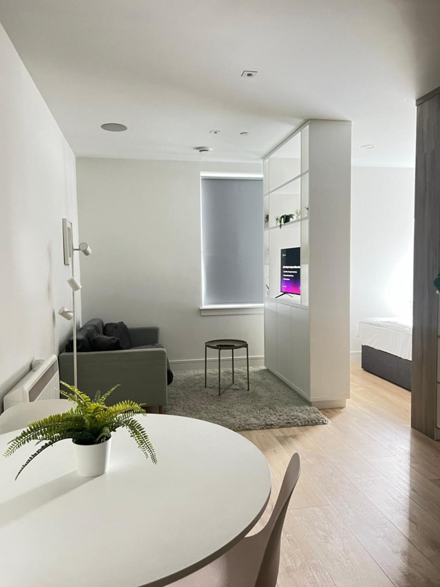Luxx Apartment & Suites, London Heathrow Airport, Terminal 4, Piccadilly Underground Train Station Nearby! Hillingdon Eksteriør bilde