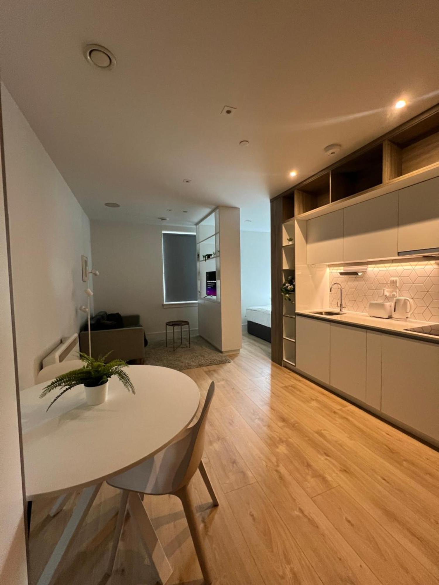 Luxx Apartment & Suites, London Heathrow Airport, Terminal 4, Piccadilly Underground Train Station Nearby! Hillingdon Eksteriør bilde